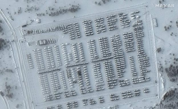 Vista aérea de varios vehículos militares rusos en la frontera con Ucrania. 