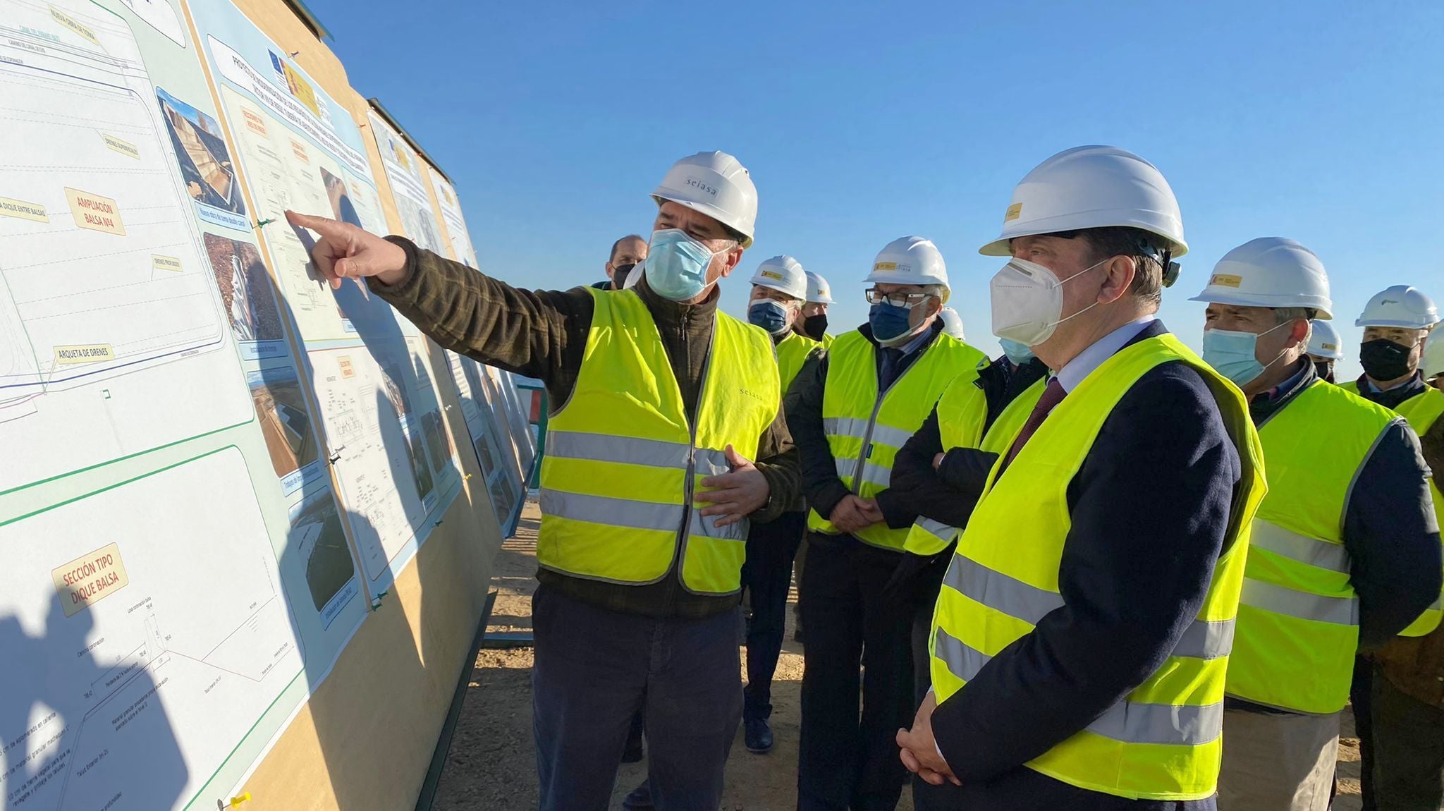 El ministro de Agricultura, Pesca y Alimentación, Luis Planas, ha visitado este jueves las obras y la sede de los regantes del Canal del Páramo Bajo en la localidad leonesa de Zotes del Páramo. 