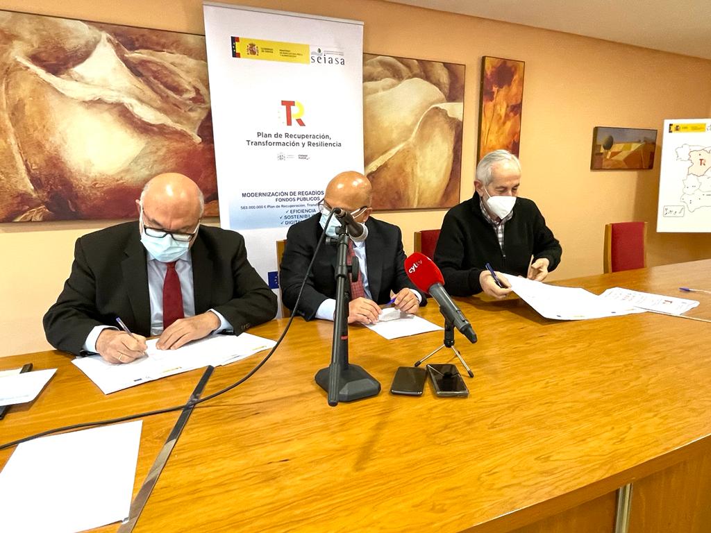 El ministro de Agricultura, Pesca y Alimentación, Luis Planas, ha visitado este jueves las obras y la sede de los regantes del Canal del Páramo Bajo en la localidad leonesa de Zotes del Páramo. 