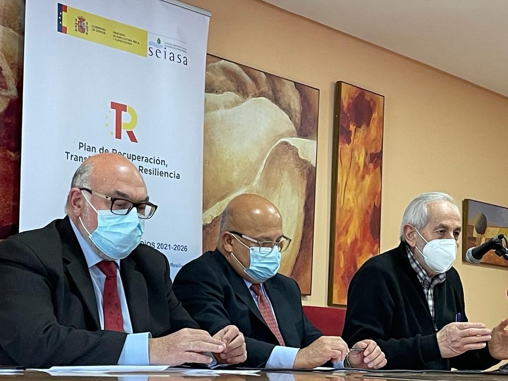 El ministro de Agricultura, Pesca y Alimentación, Luis Planas, ha visitado este jueves las obras y la sede de los regantes del Canal del Páramo Bajo en la localidad leonesa de Zotes del Páramo. 