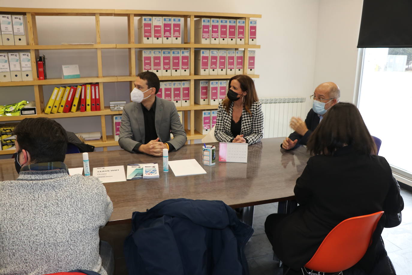 Francisco Igea y Ana Carlota Amigo visitan las instalaciones de Latem Aluminium en Villadangos del Páramo.