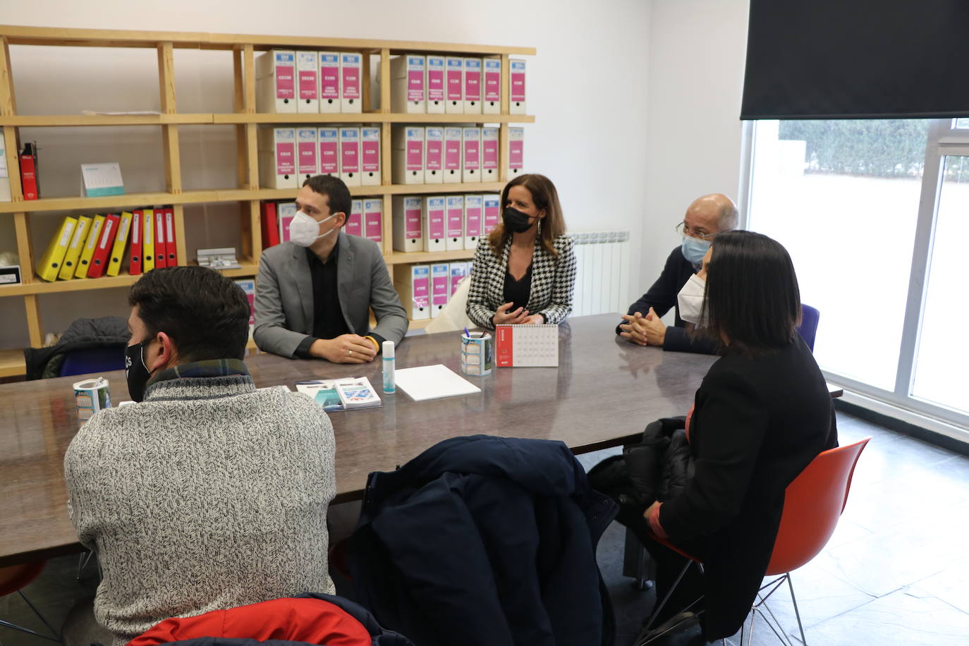 Francisco Igea y Ana Carlota Amigo visitan las instalaciones de Latem Aluminium en Villadangos del Páramo.