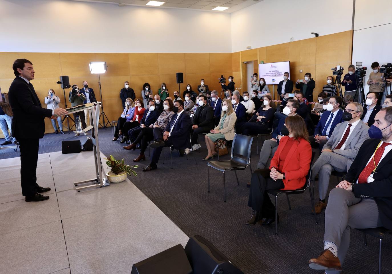 El presidente de la Junta de Castilla y León, Alfonso Fernández Mañueco, mantiene un encuentro con responsables municipales sobre los Planes de Sostenibilidad Turística en destinos de Castilla y León.