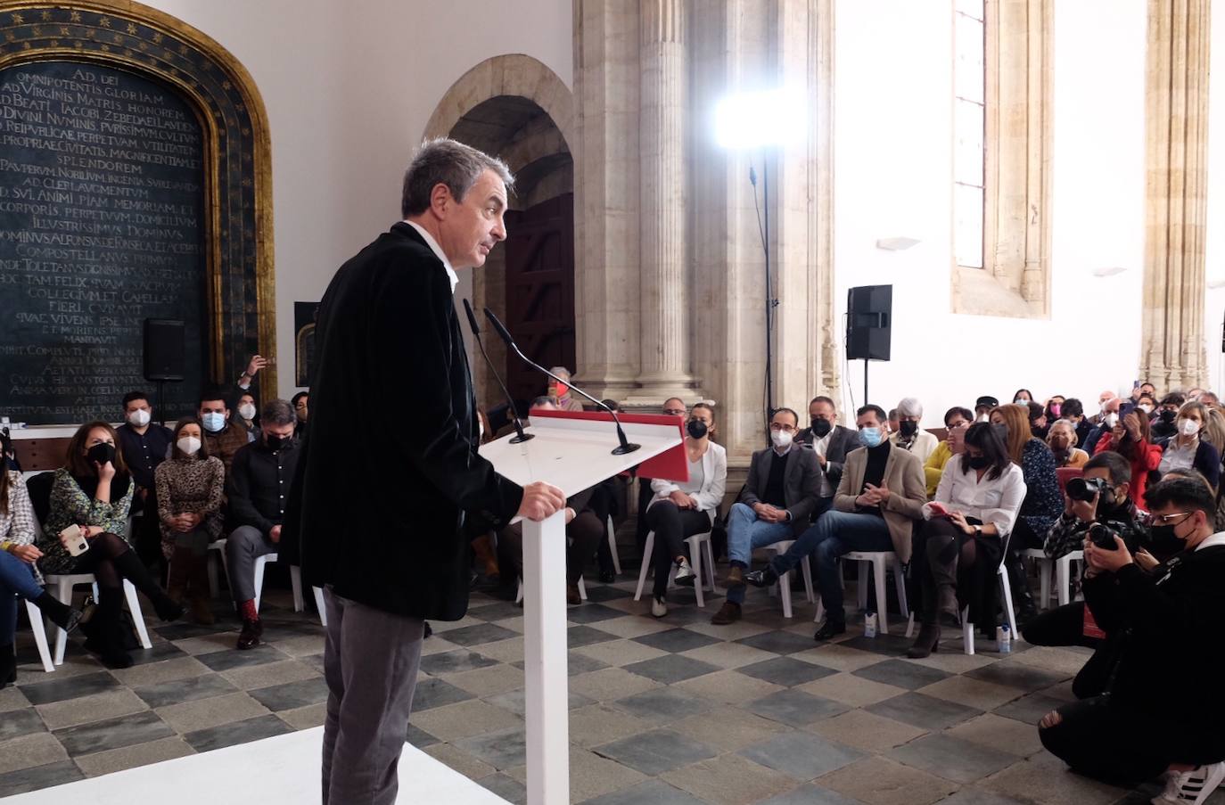 El expresidente del gobierno, José Luis Rodríguez Zapatero y el candidato a la presidencia de la Junta de Castilla y León, Luis Tudanca, participan en la clausura de la Escuela de Gobierno del PSCyL en Salamanca.