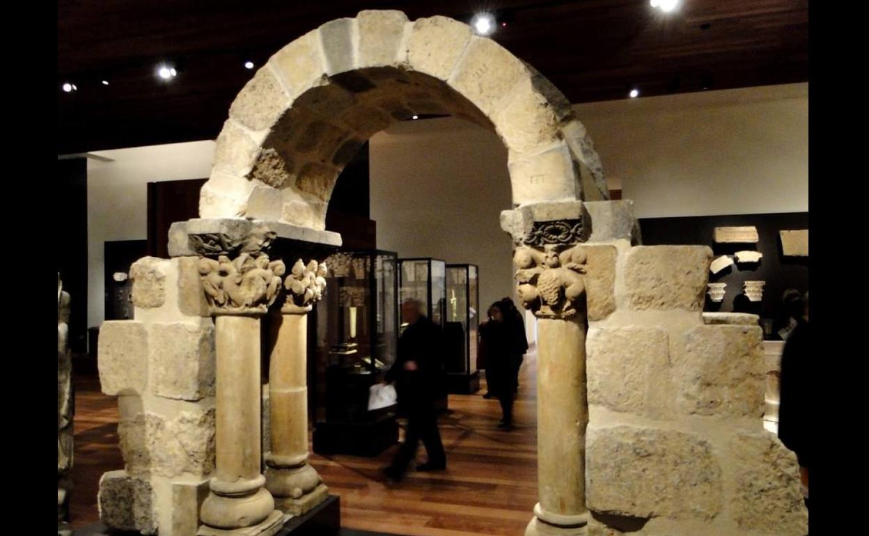 Algunas de las obras expoliadas fueron recuperadas y traídas de vuelta a España, como el arco románico procedente de San Pedro de las Dueñas. 