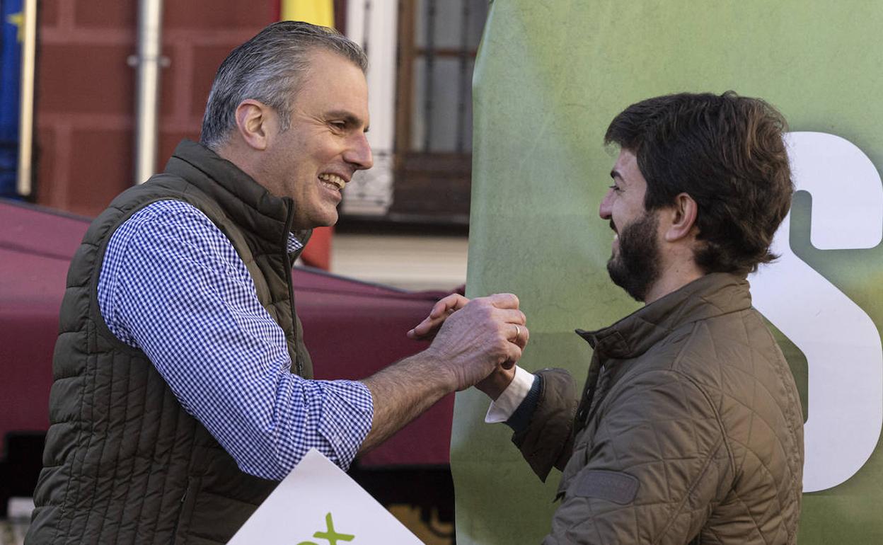 Javier Ortega-Smith con Juan García-Gallardo en un acto de VOX.