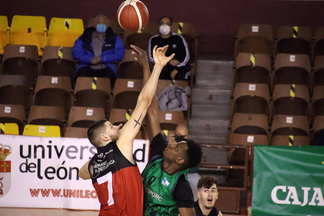 El conjunto leonés ha disputado su primer partido del año en el Palacio con victoria ante el Innoporc Claret segoviano.