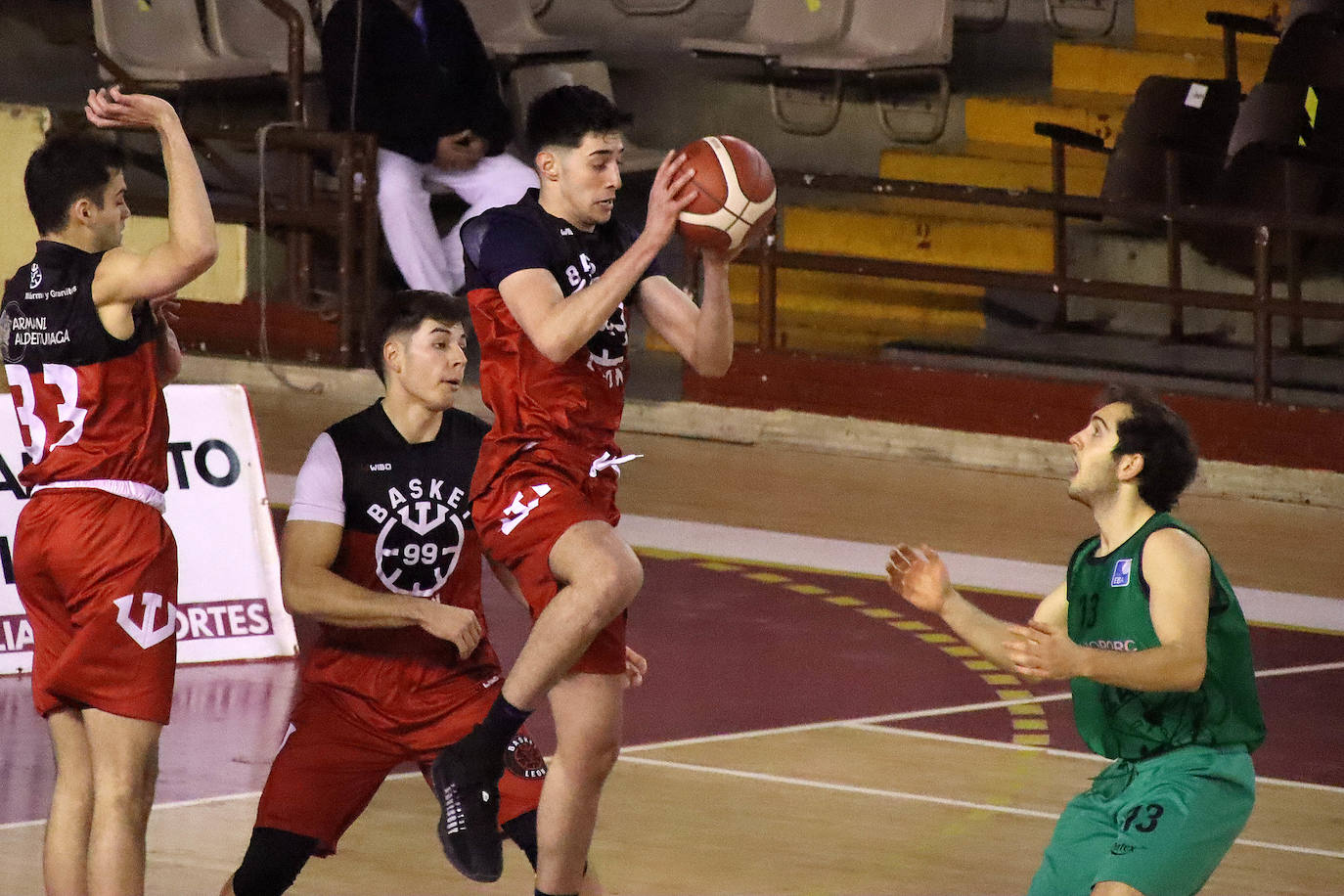 El conjunto leonés ha disputado su primer partido del año en el Palacio con victoria ante el Innoporc Claret segoviano.