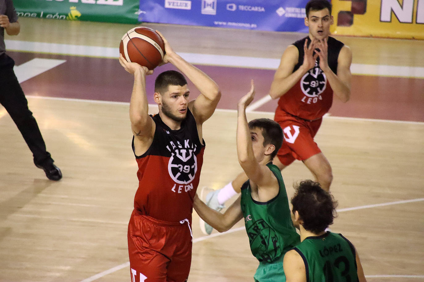 El conjunto leonés ha disputado su primer partido del año en el Palacio con victoria ante el Innoporc Claret segoviano.