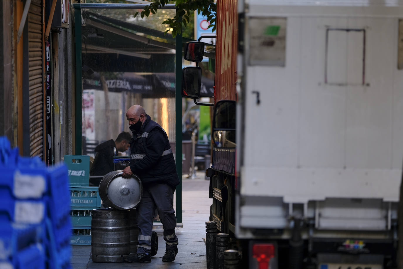 Repartidores trabajando en una calle de Madrid. 