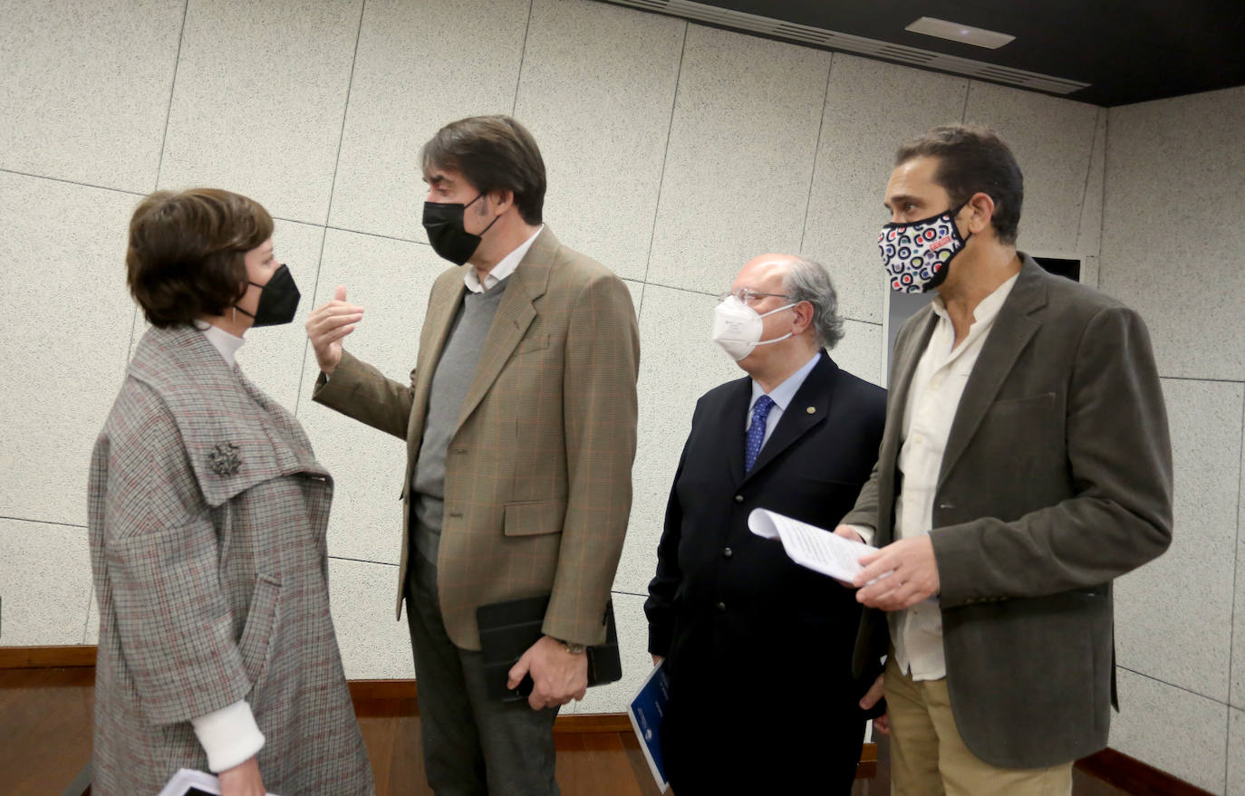 Jornada sobre 'El futuro de la movilidad, el transporte y sus infraestructuras en Castilla y León' de CCOO. Participan, de izquierda a derecha, Juan Carlos Suárez-Quiñones, del Partido Popular; el presidente del Consejo Económico y Social de Castilla y León, Enrique Cabero; el secretario general de CCOO Castilla y León, Vicente Andrés; Carlos Julio López Inclán, de CCOO; y María Sánchez, de Unidas Podemos
