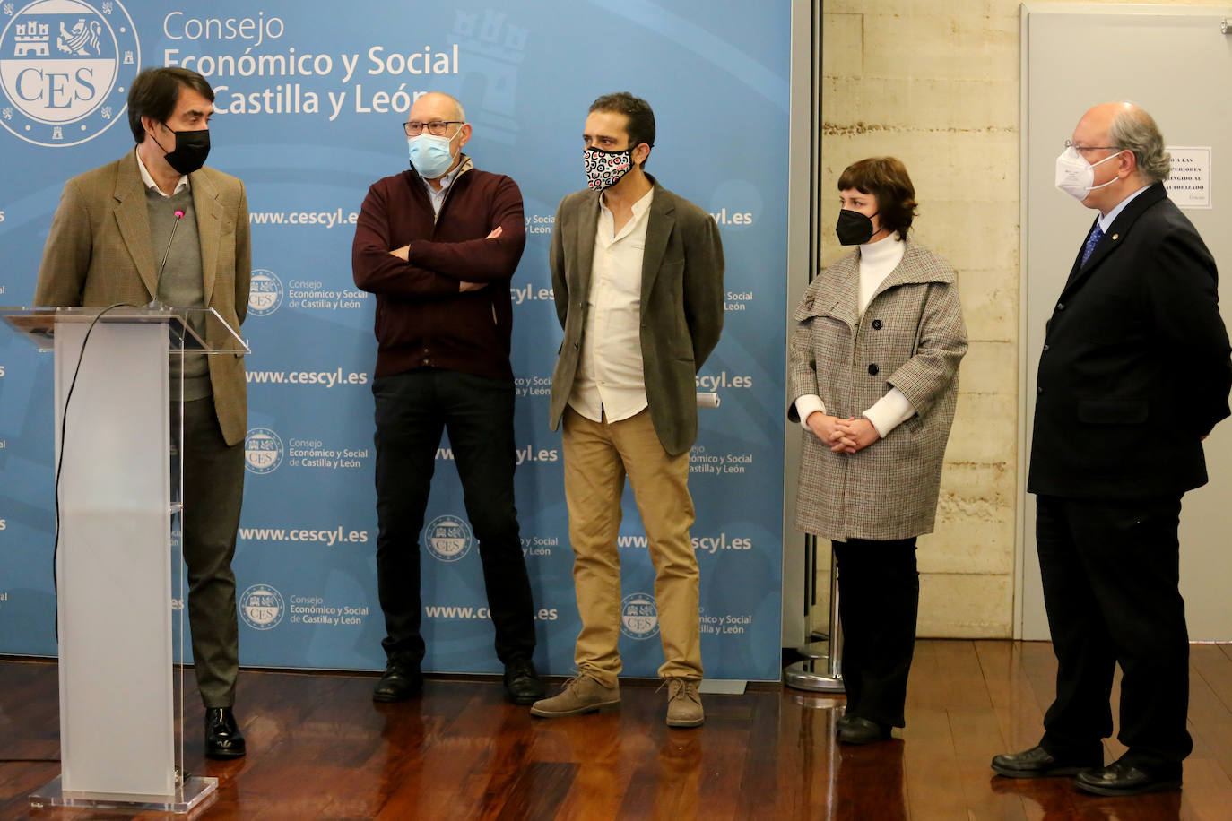 Jornada sobre 'El futuro de la movilidad, el transporte y sus infraestructuras en Castilla y León' de CCOO. Participan, de izquierda a derecha, Juan Carlos Suárez-Quiñones, del Partido Popular; el presidente del Consejo Económico y Social de Castilla y León, Enrique Cabero; el secretario general de CCOO Castilla y León, Vicente Andrés; Carlos Julio López Inclán, de CCOO; y María Sánchez, de Unidas Podemos