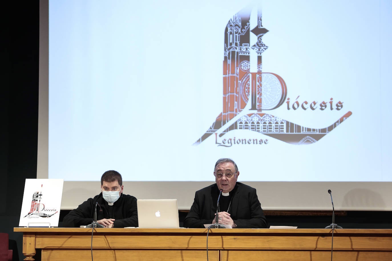 El Obispo de León, Luis Ángel de las Heras, presenta la nueva imagen de la Diócesis Legionense creada por un autor anónimo | Representa dos elementos reconocibles de la institución: la inicial de la diócesis y la imagen de la Catedral.