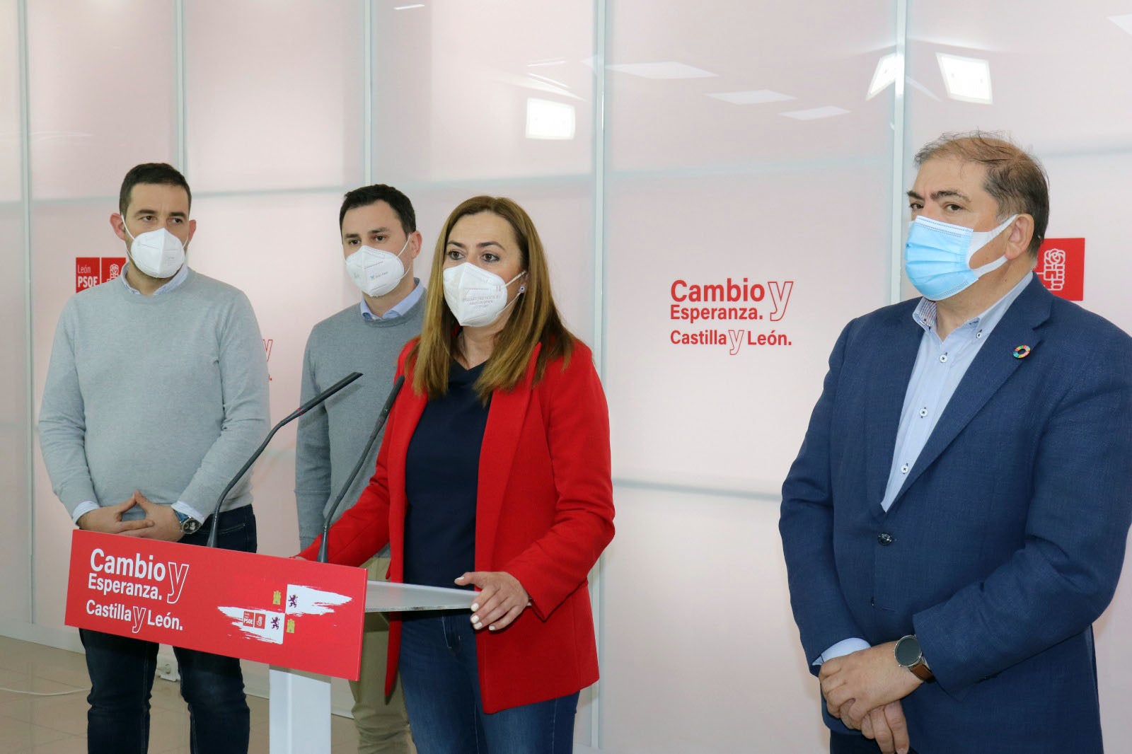 Virginia Barcones, durante su intervención previa al encuentro con alcaldes y concejales socialistas en la sede del Partido Socialista Obrero Español en León. 