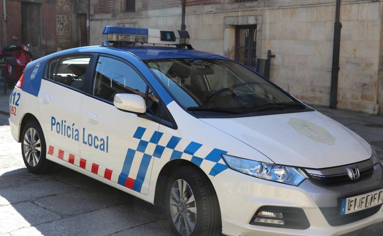 Imagen de archivo de un coche de la Policía Local de León. 