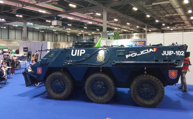 Vehículo blindado ligero de la Policía durante su exhibición en la feria infantil Juvenalia, celebrada en el recinto ferial de Madrid el pasado diciembre.