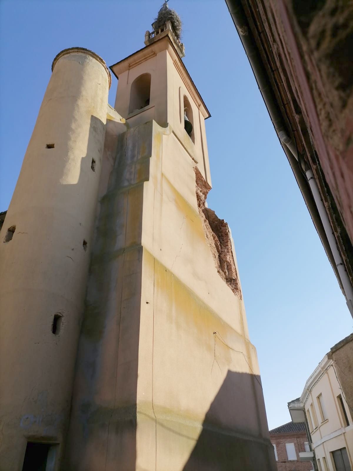 Cae parte de la torre de la iglesia de Urdiales del Páramo y obliga a desalojar tres viviendas. Los bomberos de León han acudido al lugar ante el peligro de derrumbe que presenta la parte de la torre afectada por los desprendimientos. 