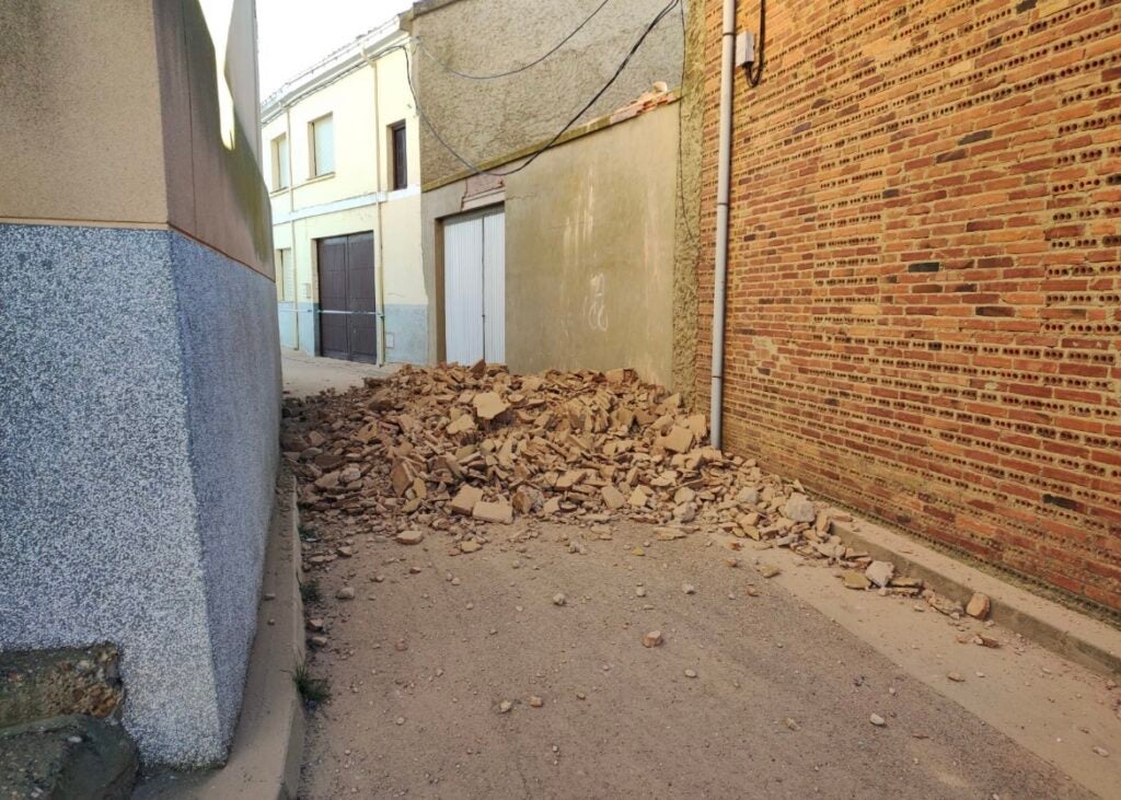 Cae parte de la torre de la iglesia de Urdiales del Páramo y obliga a desalojar tres viviendas. Los bomberos de León han acudido al lugar ante el peligro de derrumbe que presenta la parte de la torre afectada por los desprendimientos. 