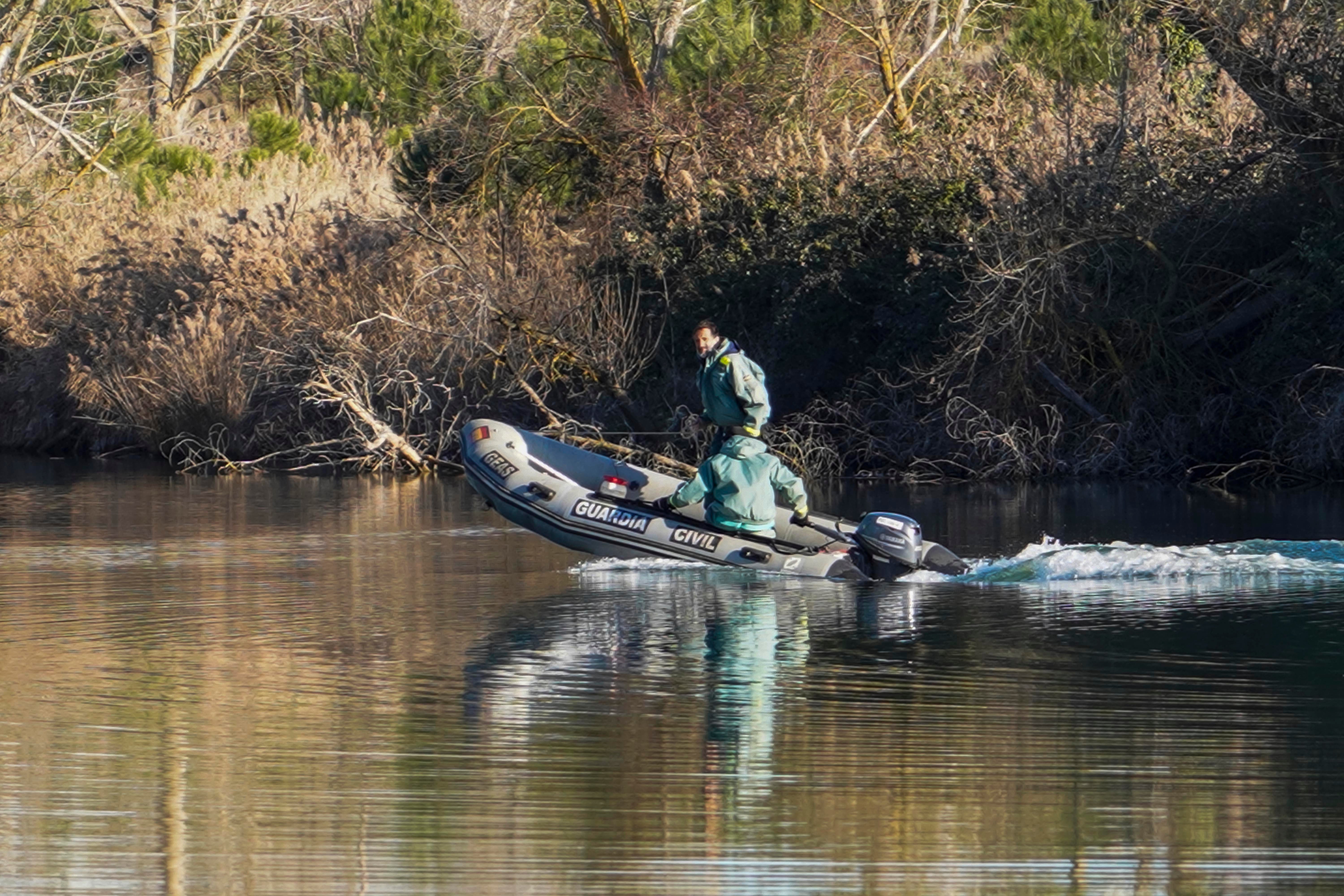 Miembros de los GEAS trabajan en el río Duero para localizar a la mujer de Traspinedo (Valladolid) desaparecida. Las labroes de rastreo se han identificado durante este lunes. 