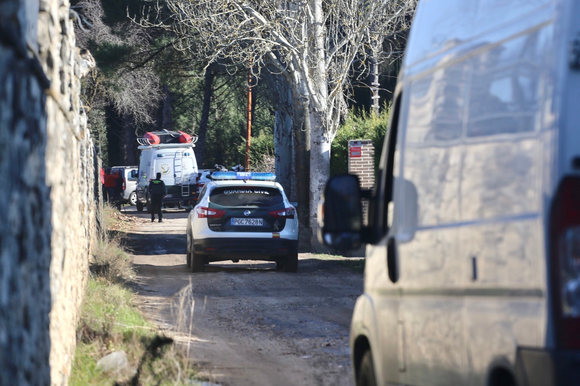 Miembros de los GEAS trabajan en el río Duero para localizar a la mujer de Traspinedo (Valladolid) desaparecida. Las labroes de rastreo se han identificado durante este lunes. 