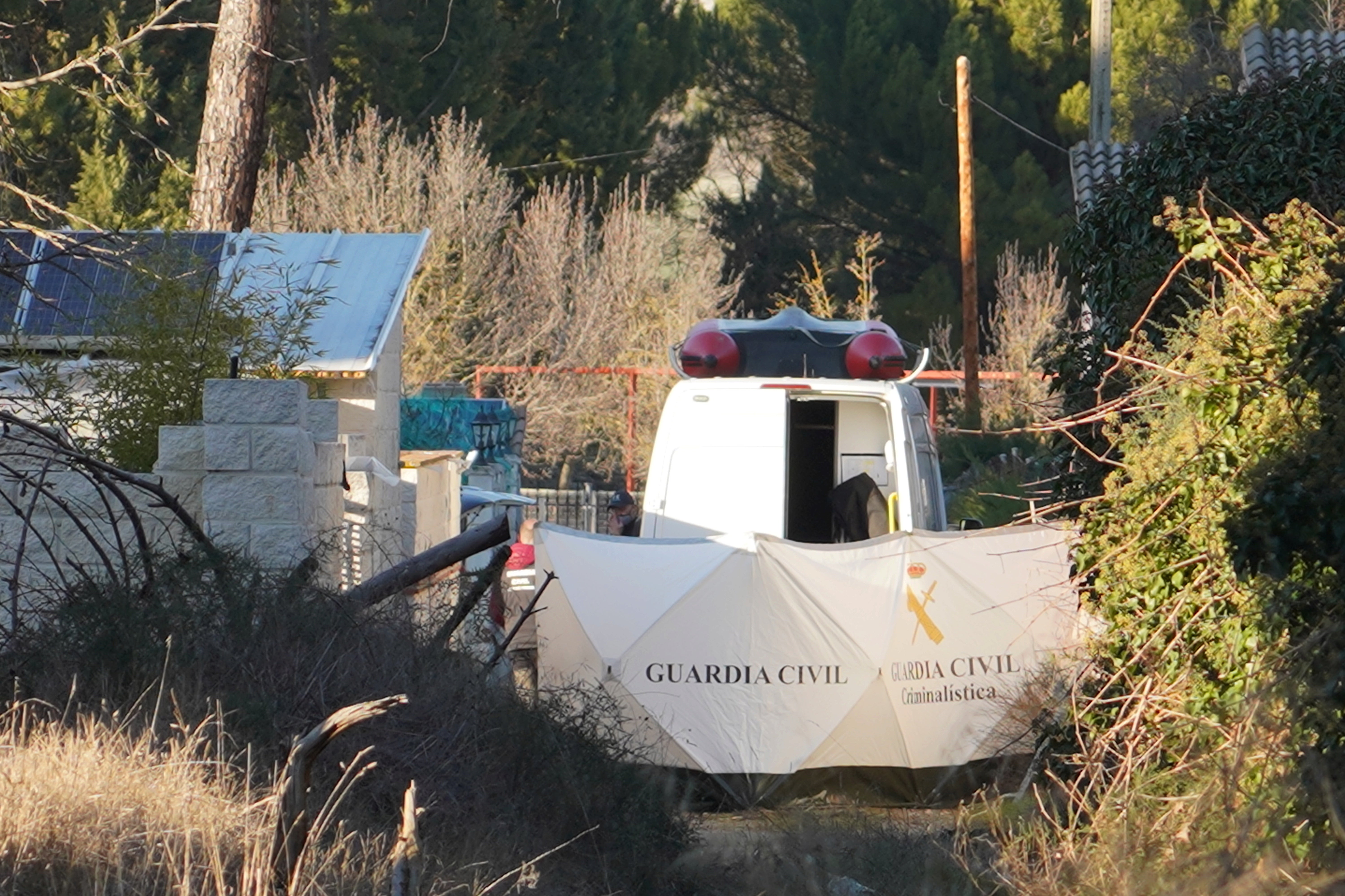 Miembros de los GEAS trabajan en el río Duero para localizar a la mujer de Traspinedo (Valladolid) desaparecida. Las labroes de rastreo se han identificado durante este lunes. 