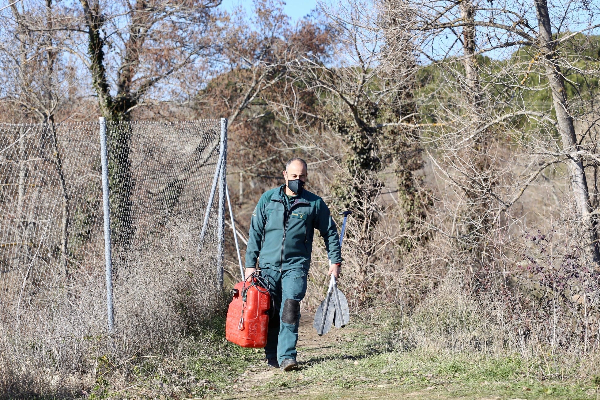 Miembros de los GEAS trabajan en el río Duero para localizar a la mujer de Traspinedo (Valladolid) desaparecida. Las labroes de rastreo se han identificado durante este lunes. 