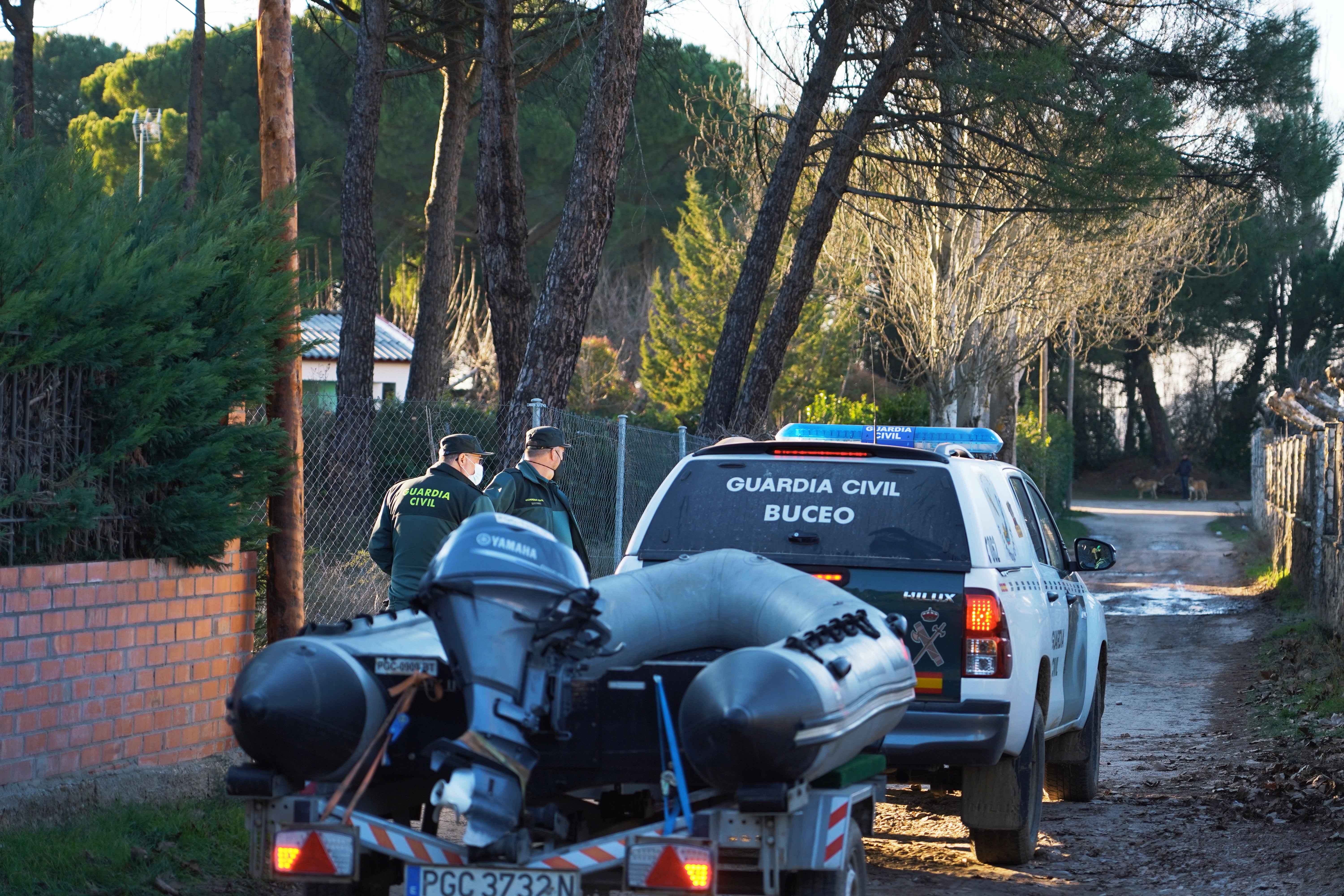 Miembros de los GEAS trabajan en el río Duero para localizar a la mujer de Traspinedo (Valladolid) desaparecida. Las labroes de rastreo se han identificado durante este lunes. 