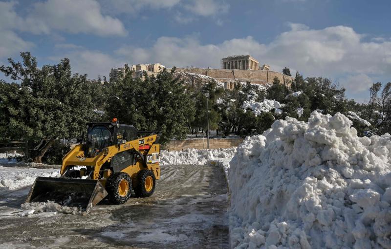 Fotos: La Acrópolis de Atenas, bajo la nieve