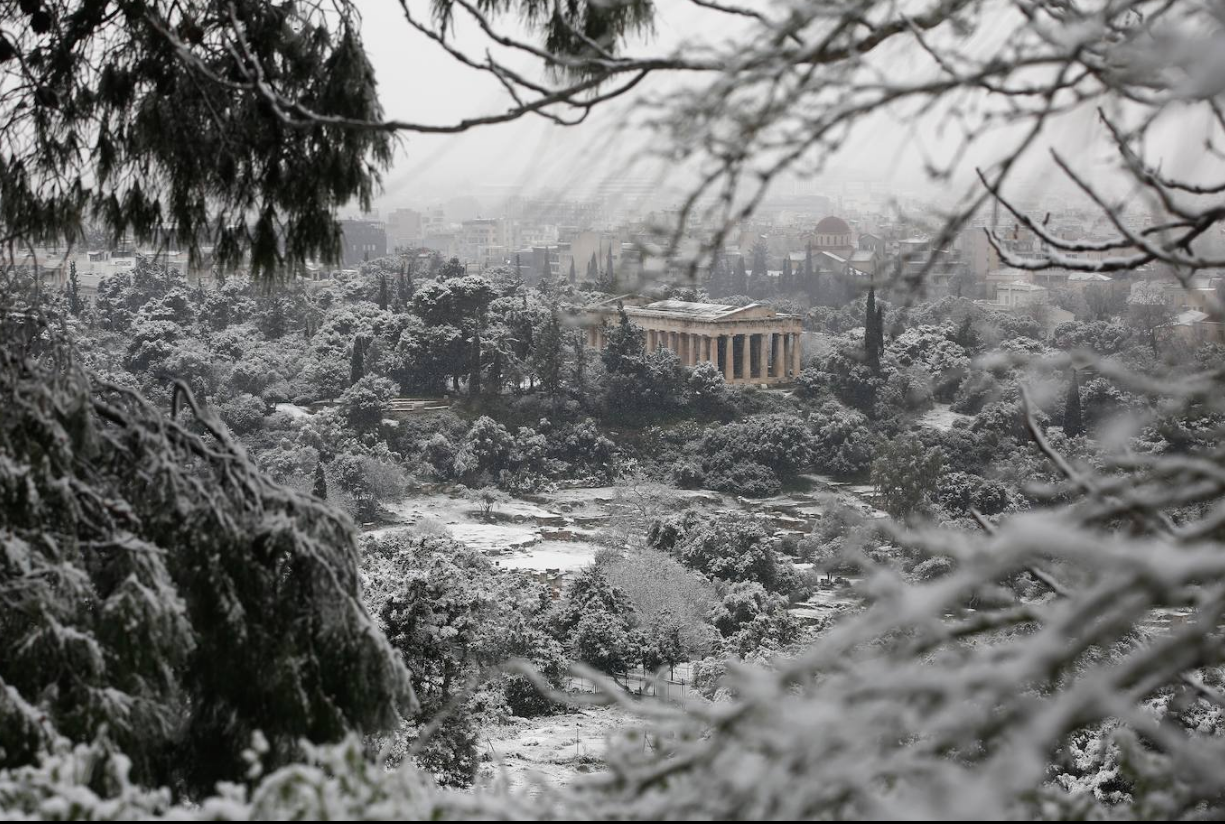 Fotos: La Acrópolis de Atenas, bajo la nieve