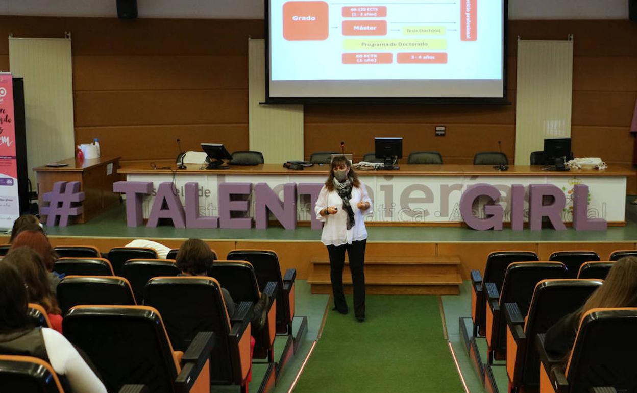 70 alumnas de secundaria concoen la oferta científica y tecnológica de la Ule en el 'Stem Talent Girl'.
