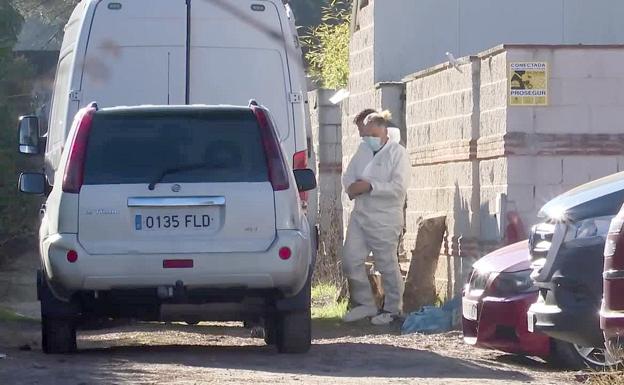 Efectivos de la Guardia Civil, durante el registro realizado este martes en la vivienda del detenido. 