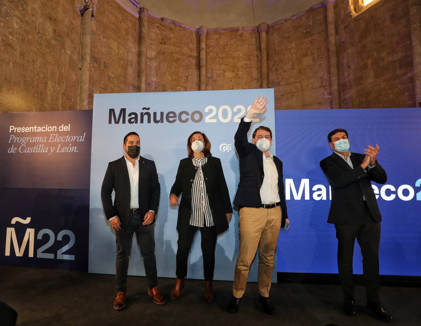 El candidato del Partido Popular de Castilla y León a las elecciones del 13 de febrero, Alfonso Fernández Mañueco(2D), presenta el programa electoral del PPCyL en la localidad palentina de Becerril de Campos; junto a la presidenta provincial del PP, Ángeles Armisén(2I) ; y el coordinador del programa electoral y cabeza de lista por Palencia, Carlos Fernández Carriedo(D)