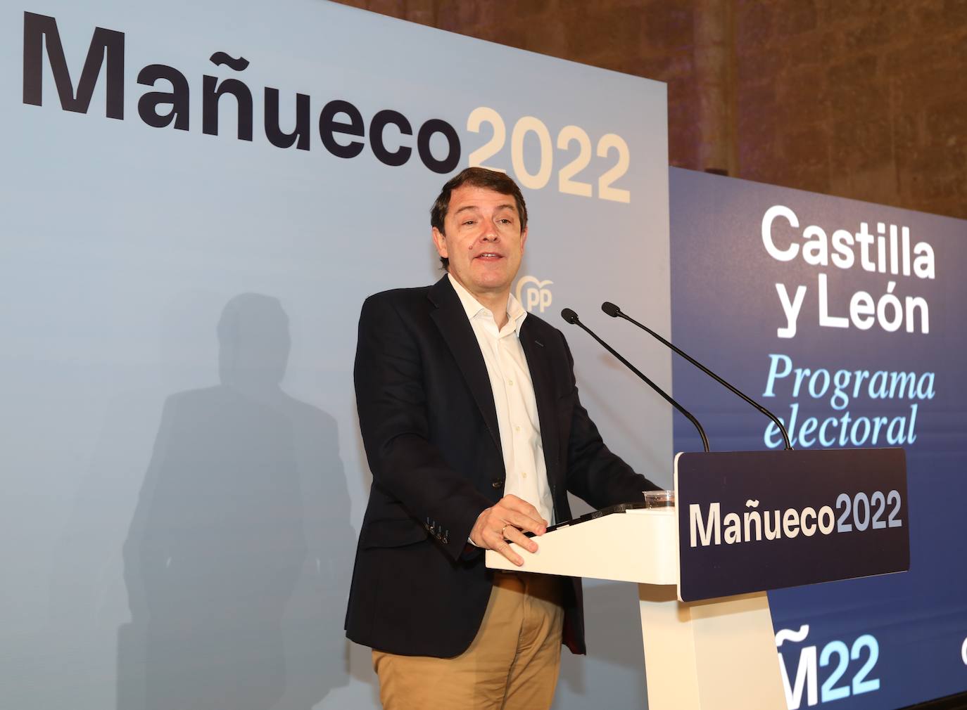 El candidato del Partido Popular de Castilla y León a las elecciones del 13 de febrero, Alfonso Fernández Mañueco(2D), presenta el programa electoral del PPCyL en la localidad palentina de Becerril de Campos; junto a la presidenta provincial del PP, Ángeles Armisén(2I) ; y el coordinador del programa electoral y cabeza de lista por Palencia, Carlos Fernández Carriedo(D)