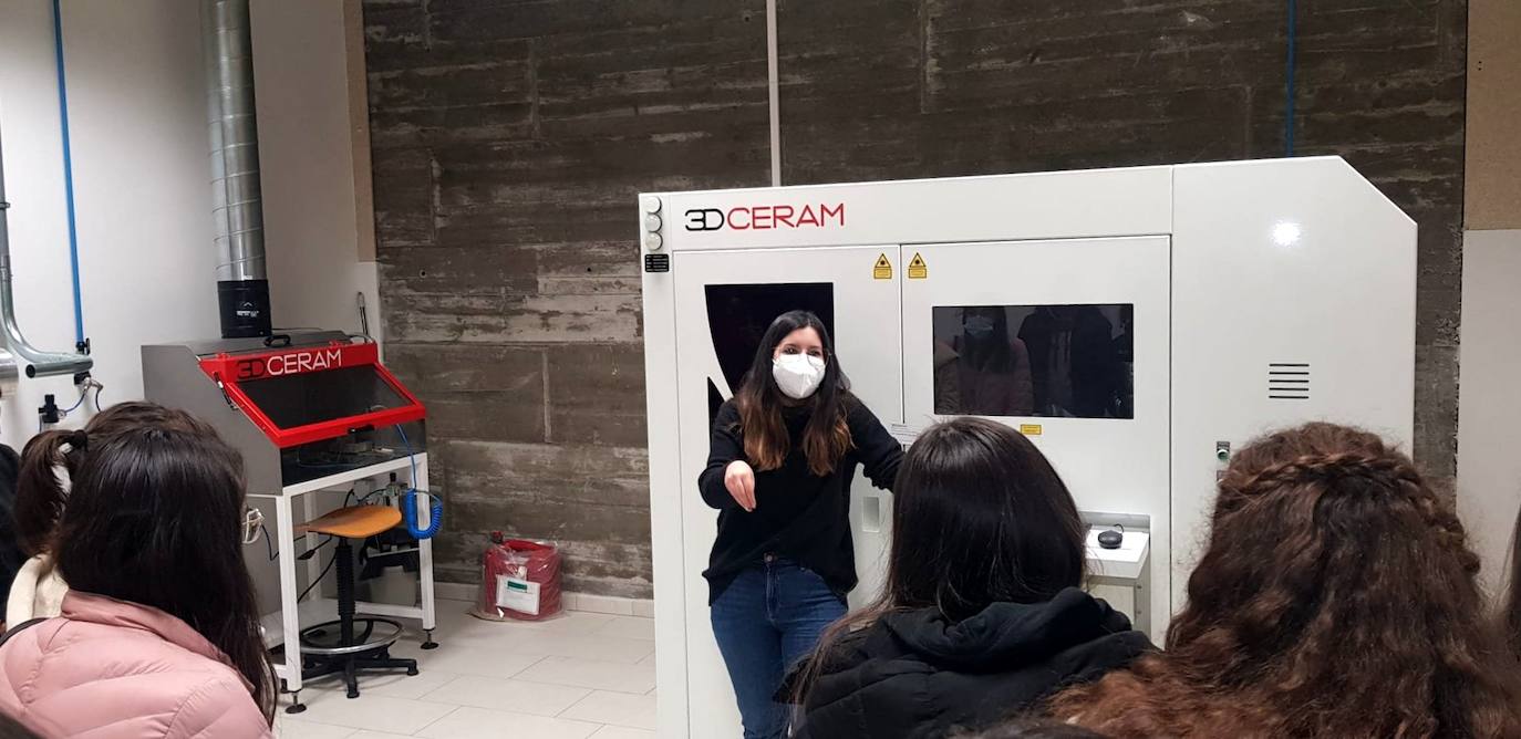 La Escuela de Ingenierías Industrial, Informática y Aeroespacial acogió el pasado viernes una reunión informativa sobre los estudios de ingeniería que imparte la ULE que fue complementada con visitas presenciales a distintos laboratorios.