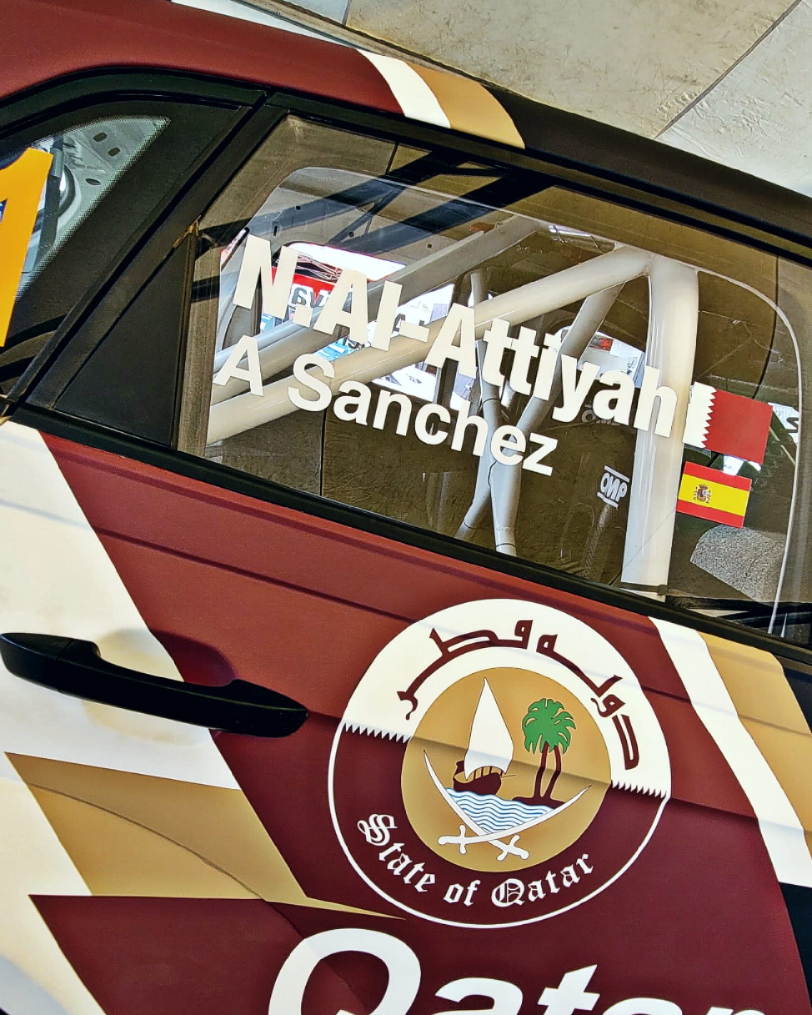 La ventanilla del Volkswagen Polo GTI R5 que comparten Nasser Al-Attiyah y Alba Sánchez.