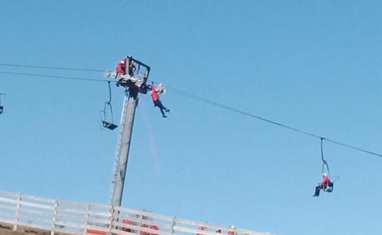 Efectivos de la UME durante las maniobras realizadas en Valgrande-Pajares.