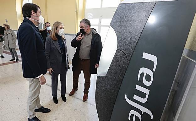 Visita de Ana Pastor a la estación de ferrocarril en Astorga para denunciar la falta de asistencia física a los usuarios.
