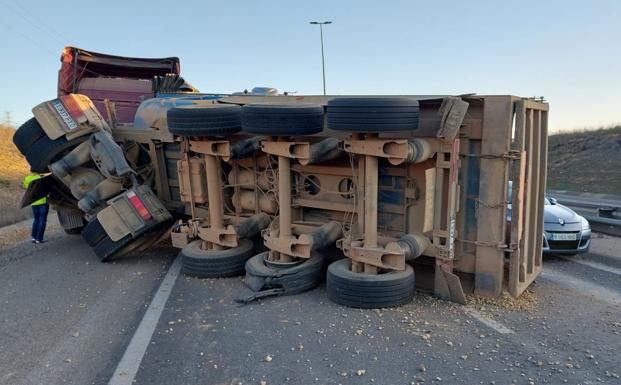 El reventón de una rueda hace volcar a un camión y corta el tráfico en la LE-20 en su acceso a León capital