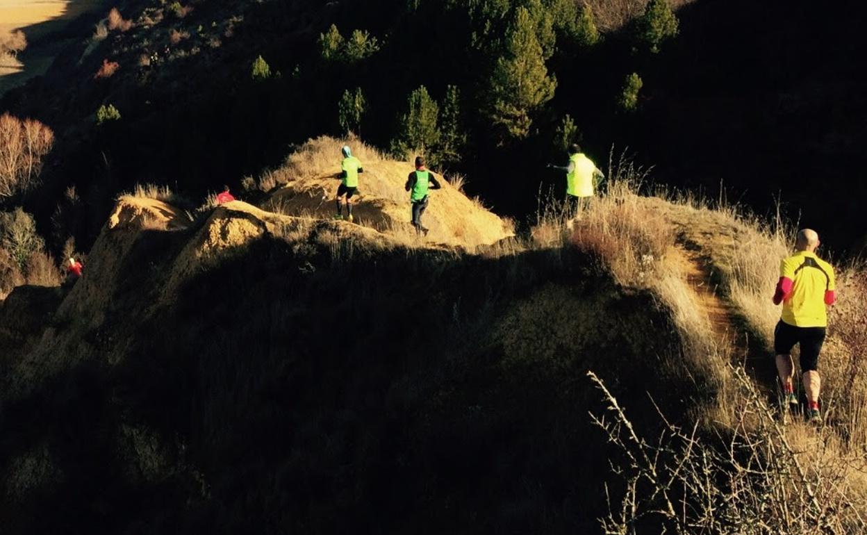 Varias personas practican trail running en uno de los parajes de La Candamia.