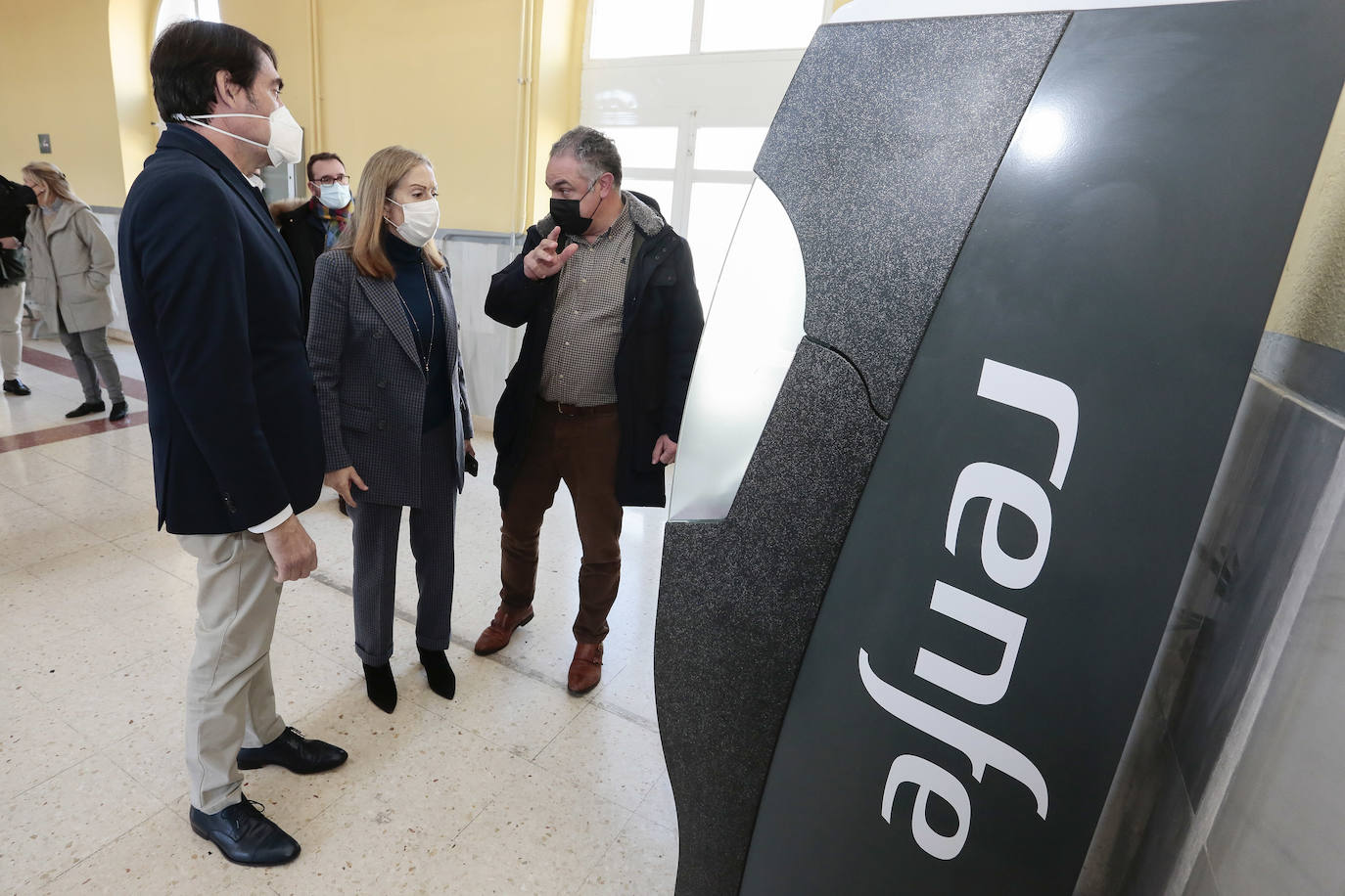 La exministra popular se cita con empresarios y acude a la estación de ferrocarril para denunciar el abandono de la administración central.