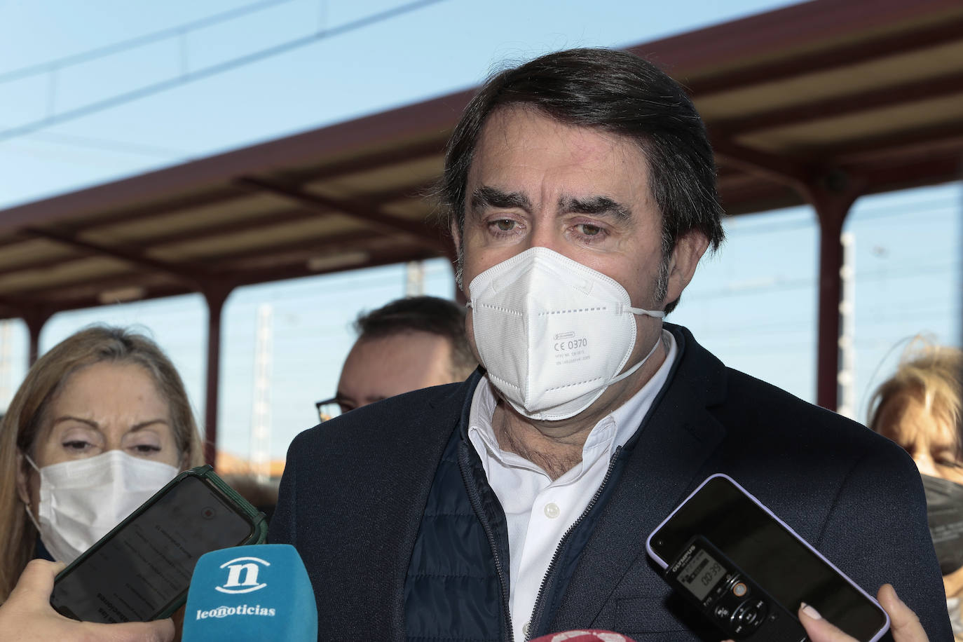 La exministra popular se cita con empresarios y acude a la estación de ferrocarril para denunciar el abandono de la administración central.