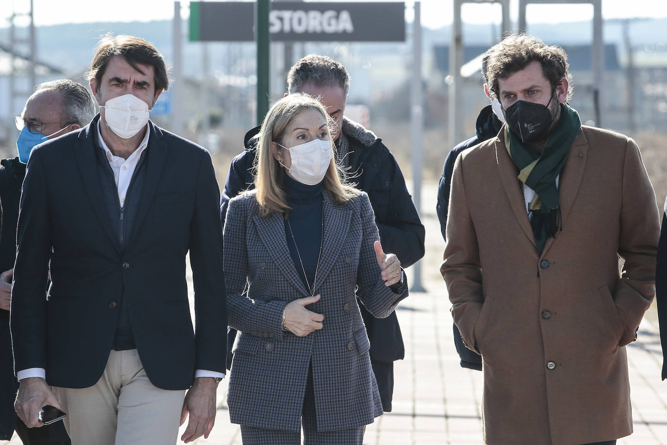 La exministra popular se cita con empresarios y acude a la estación de ferrocarril para denunciar el abandono de la administración central.