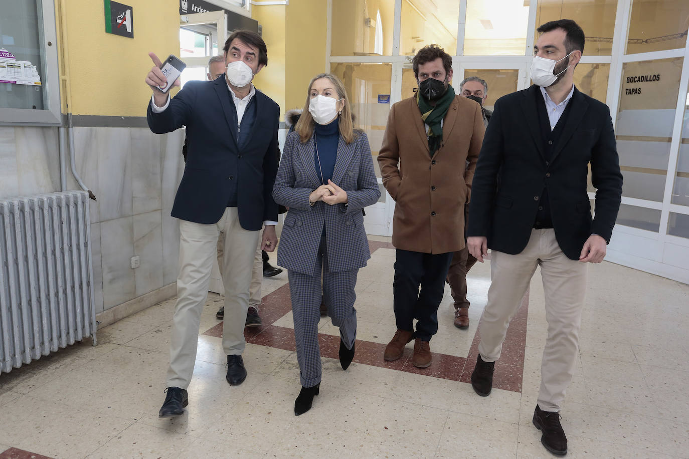 La exministra popular se cita con empresarios y acude a la estación de ferrocarril para denunciar el abandono de la administración central.