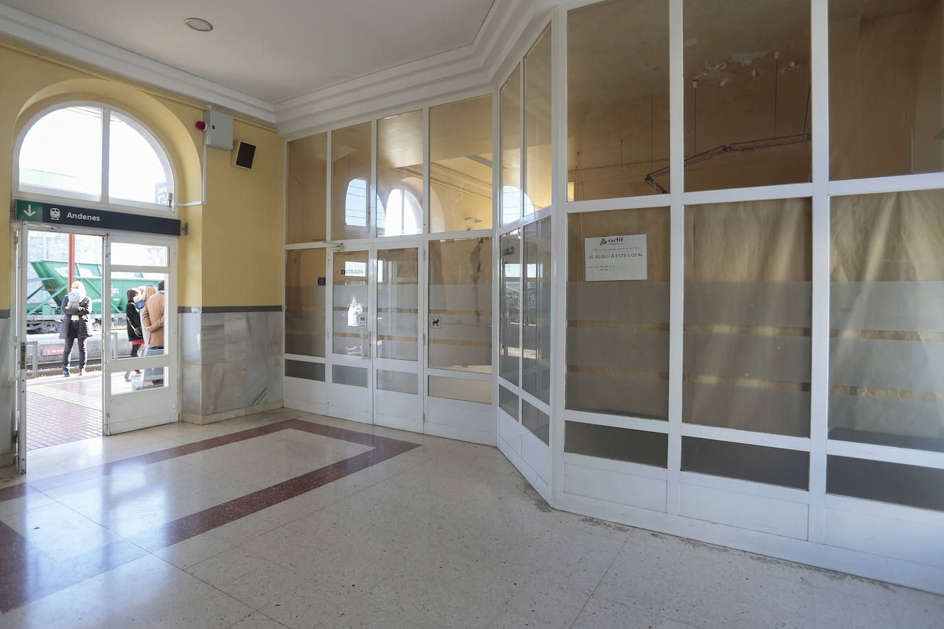 La exministra popular se cita con empresarios y acude a la estación de ferrocarril para denunciar el abandono de la administración central.