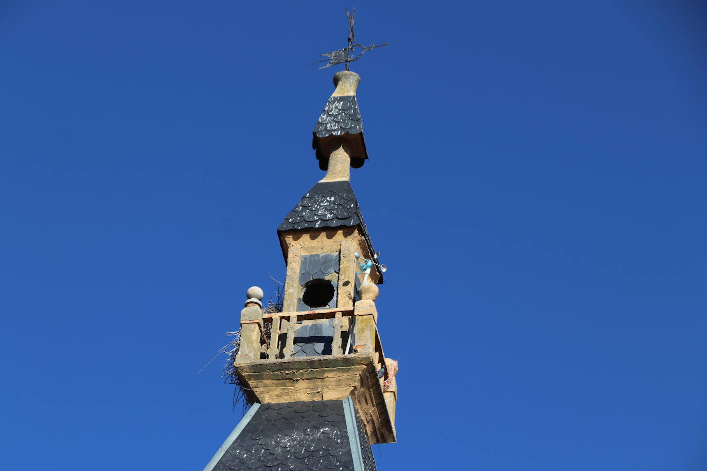 Los desprendimientos y las grietas apuntan a un colapso inminente de la torre del inmueble.