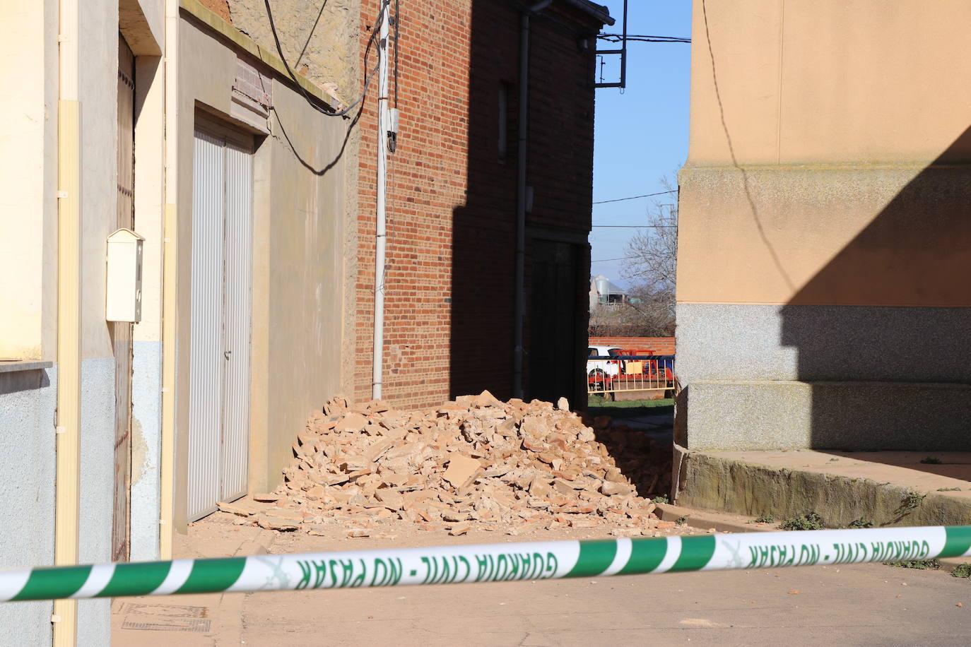 Los desprendimientos y las grietas apuntan a un colapso inminente de la torre del inmueble.