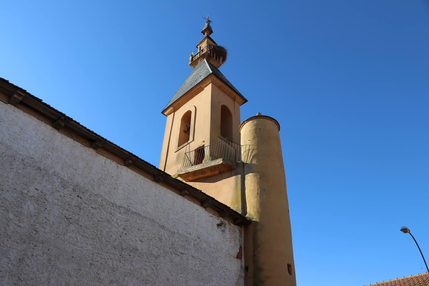 Los desprendimientos y las grietas apuntan a un colapso inminente de la torre del inmueble.