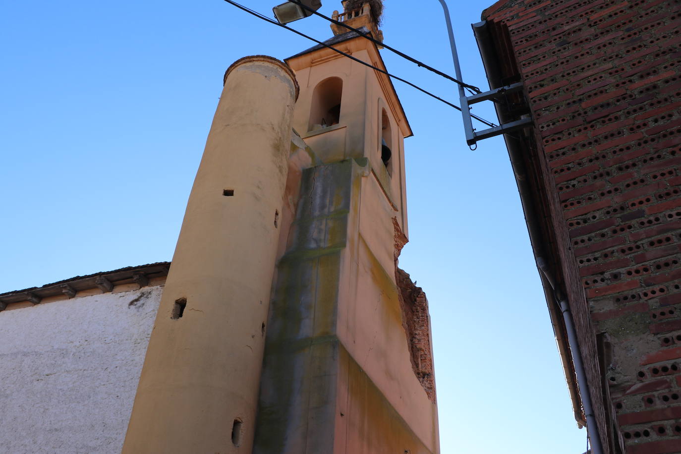 Los desprendimientos y las grietas apuntan a un colapso inminente de la torre del inmueble.