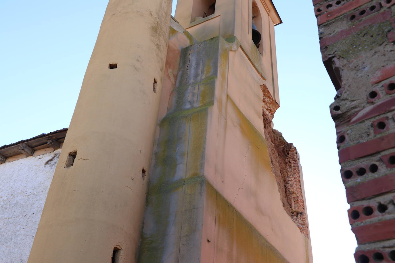 Los desprendimientos y las grietas apuntan a un colapso inminente de la torre del inmueble.