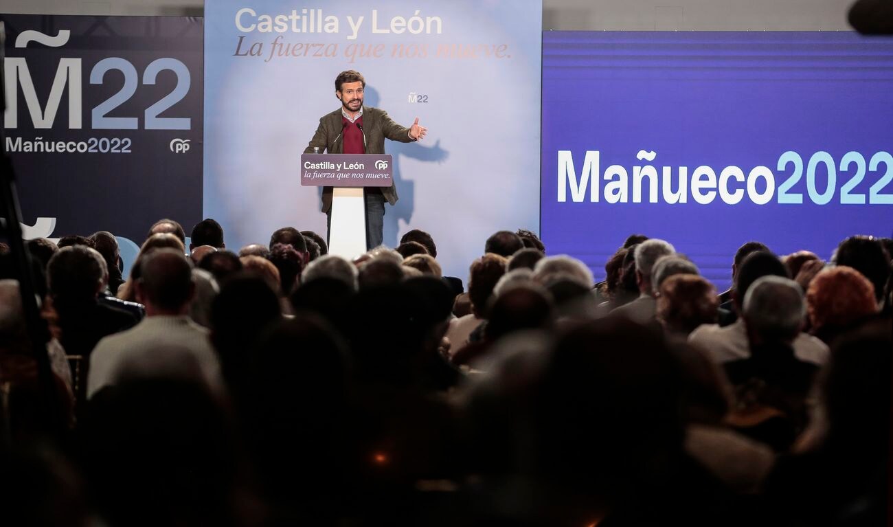 El candidato del Partido Popular a la Presidencia de la Junta de Castilla y León, Alfonso Fernández Mañueco, pidió este jueves junto al presidente nacional del partido, Pablo Casado, que «se concentre el voto en el Partido Popular» para «pararle los pies a Pedro Sánchez y evitar la plaga del 'sanchismo'», así como para obtener una «mayoría suficiente» que permita un Gobierno en solitario y que «evite reuniones de despacho que puedan quitar el Gobierno que necesita la tierra».